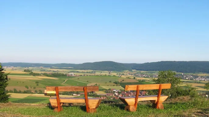 Ruhebänkli im Sommer (Foto: Werner Näf) Ruhebänkli im Sommer (Foto: Werner Näf)