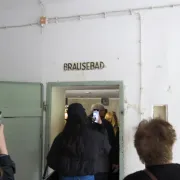 IMG_6419 – Eingang zur Gaskammer mit der Aufschrift Brausebad. (Silke Steiger)